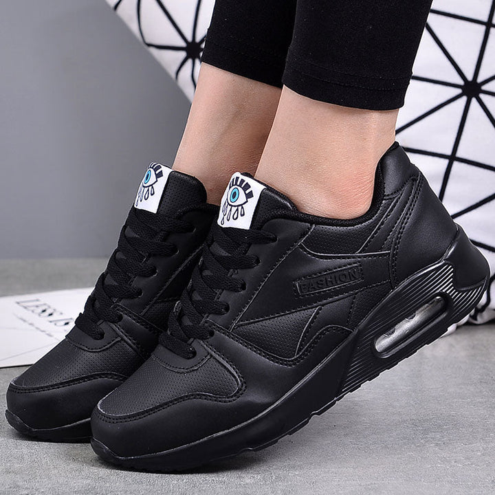 "Stilvolle Damen Sneaker aus veganem Leder mit dicker Luftsohle und Kunstleder-Details, modern und bequem."