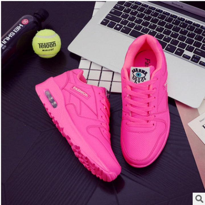 "Stilvolle Damen Sneaker aus veganem Leder mit dicker Luftsohle und Kunstleder-Details, modern und bequem."