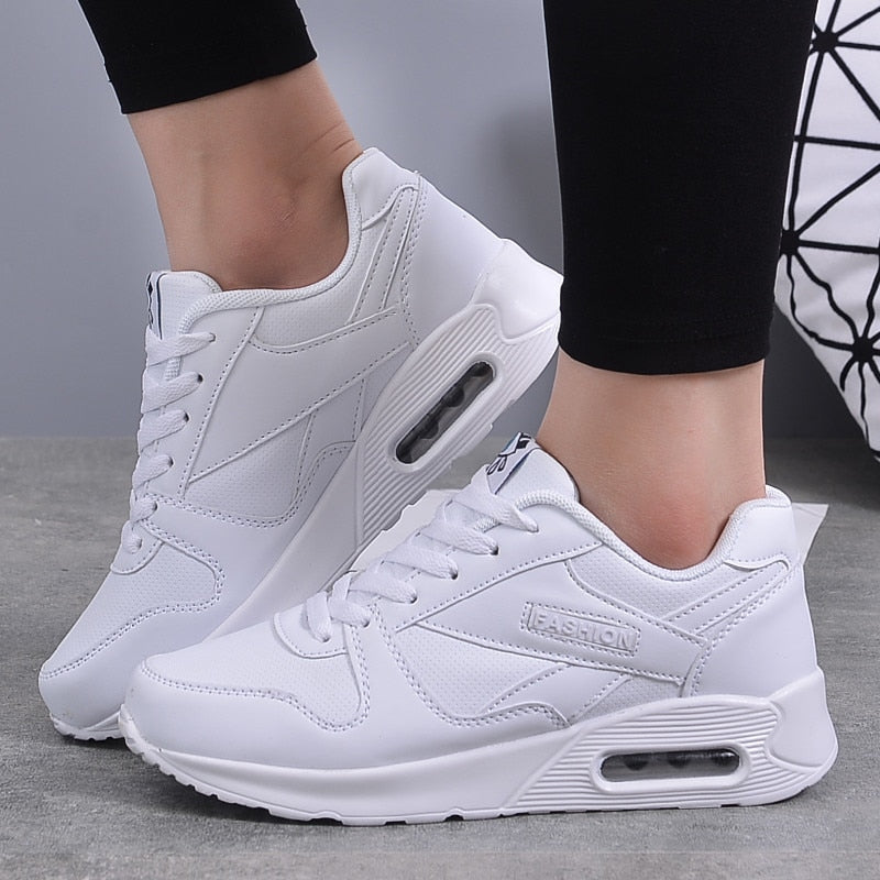 "Stilvolle Damen Sneaker aus veganem Leder mit dicker Luftsohle und Kunstleder-Details, modern und bequem."