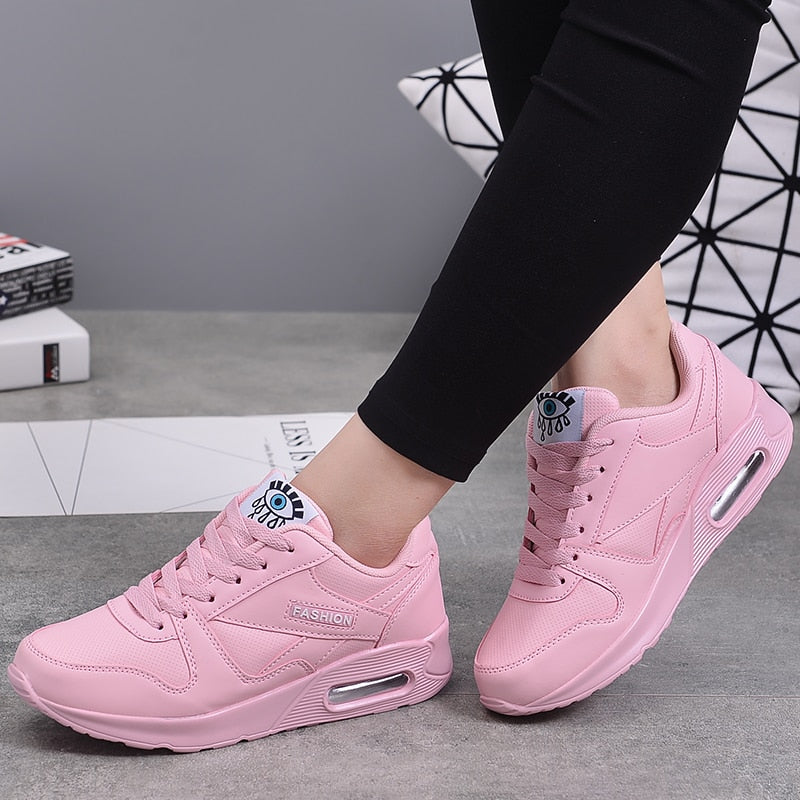 "Stilvolle Damen Sneaker aus veganem Leder mit dicker Luftsohle und Kunstleder-Details, modern und bequem."