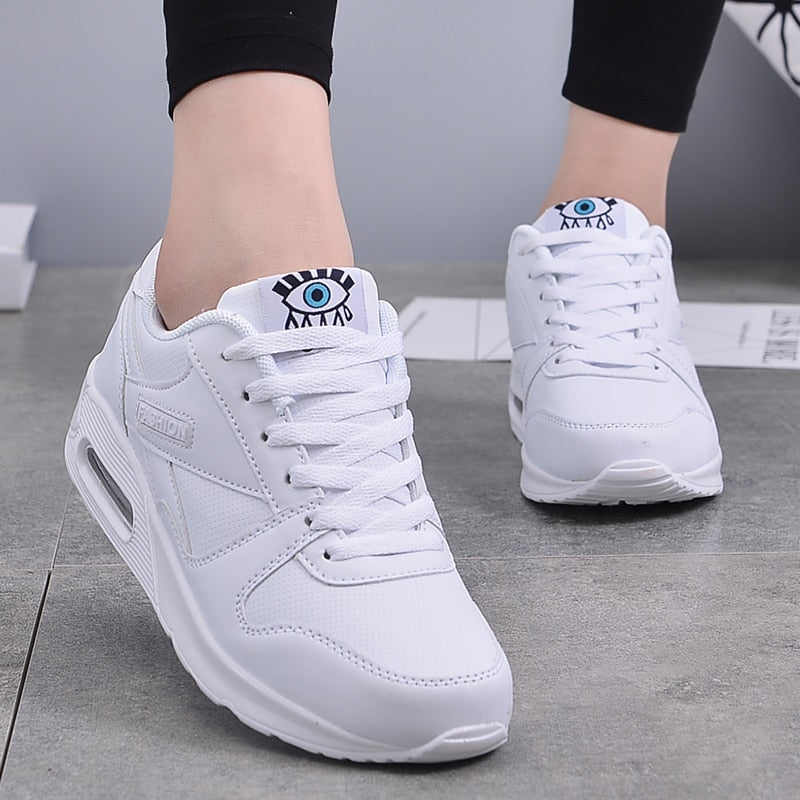 "Stilvolle Damen Sneaker aus veganem Leder mit dicker Luftsohle und Kunstleder-Details, modern und bequem."