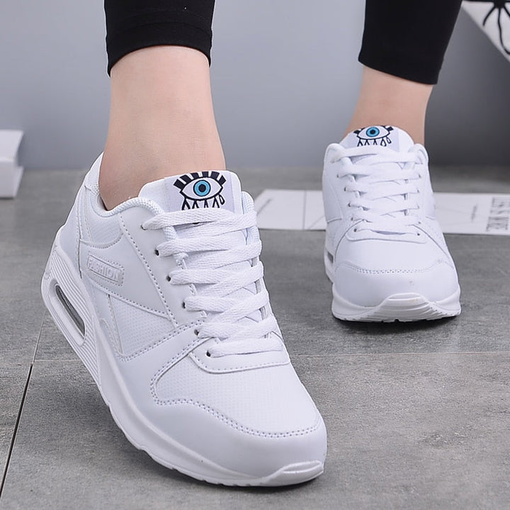 "Stilvolle Damen Sneaker aus veganem Leder mit dicker Luftsohle und Kunstleder-Details, modern und bequem."