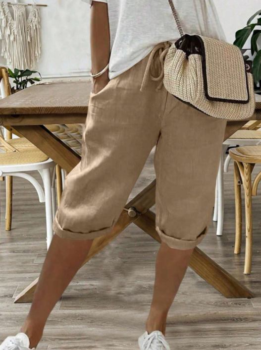 "Stilvolle Damenshorts mit Kordelzug, atmungsaktivem Material und Taschen, ideal für sommerlichen Komfort und vielseitigen St