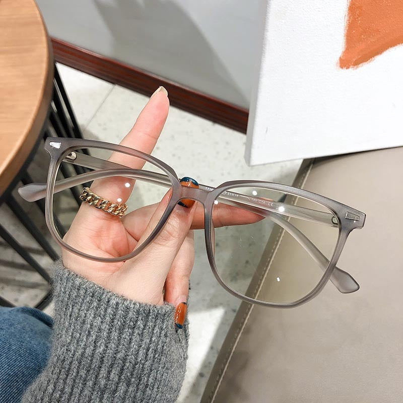 "Stilvolle Dioptrienbrille mit Blaulichtfilter, modern und zeitlos, leichtes Kunststoffgestell, ideal für Bildschirme"