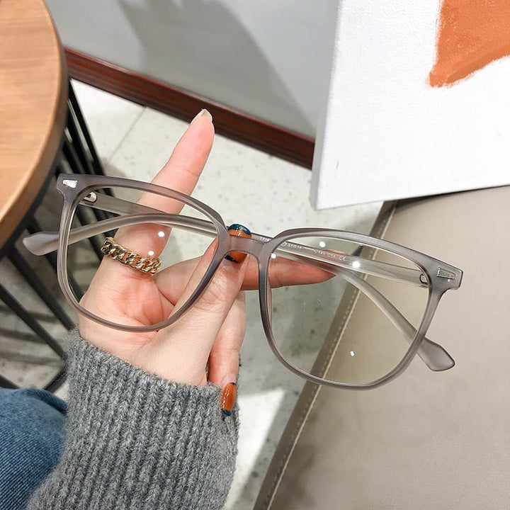 "Stilvolle Dioptrienbrille mit Blaulichtfilter, modern und zeitlos, leichtes Kunststoffgestell, ideal für Bildschirme"