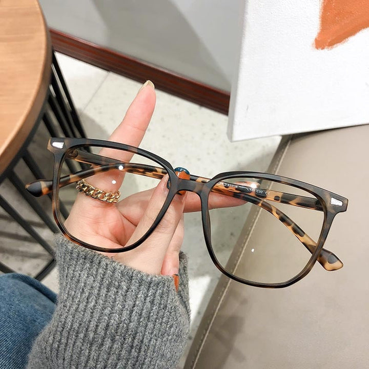 "Stilvolle Dioptrienbrille mit Blaulichtfilter, modern und zeitlos, leichtes Kunststoffgestell, ideal für Bildschirme"