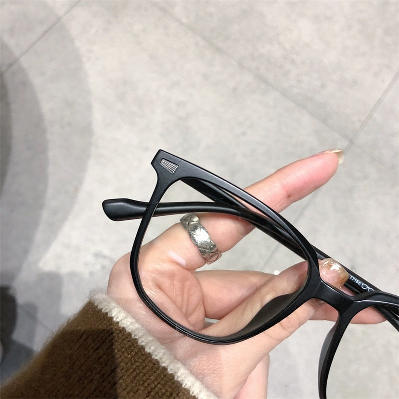 "Stilvolle Dioptrienbrille mit Blaulichtfilter, modern und zeitlos, leichtes Kunststoffgestell, ideal für Bildschirme"