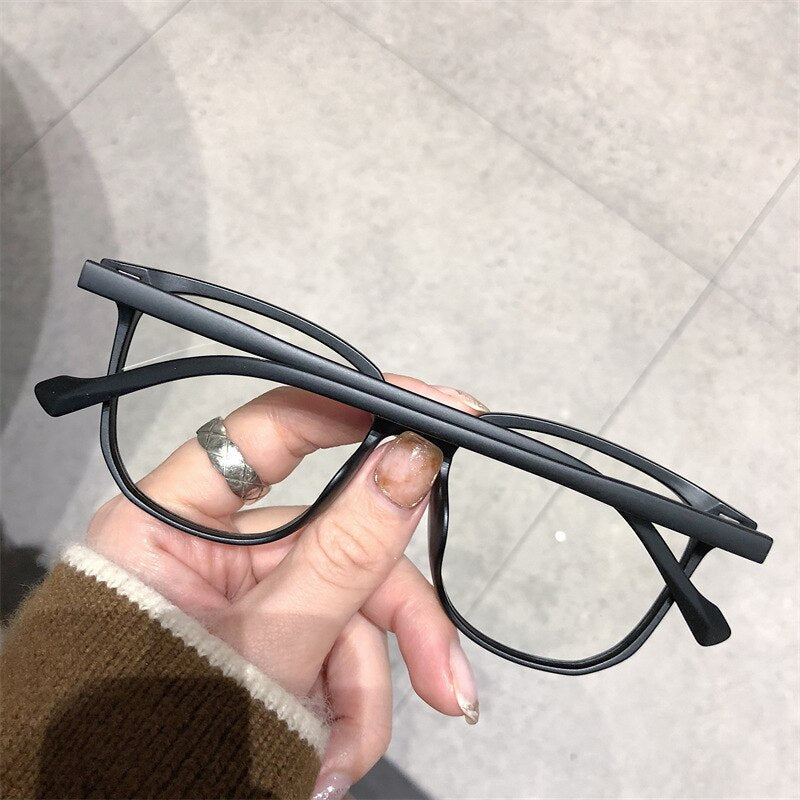 "Stilvolle Dioptrienbrille mit Blaulichtfilter, modern und zeitlos, leichtes Kunststoffgestell, ideal für Bildschirme"