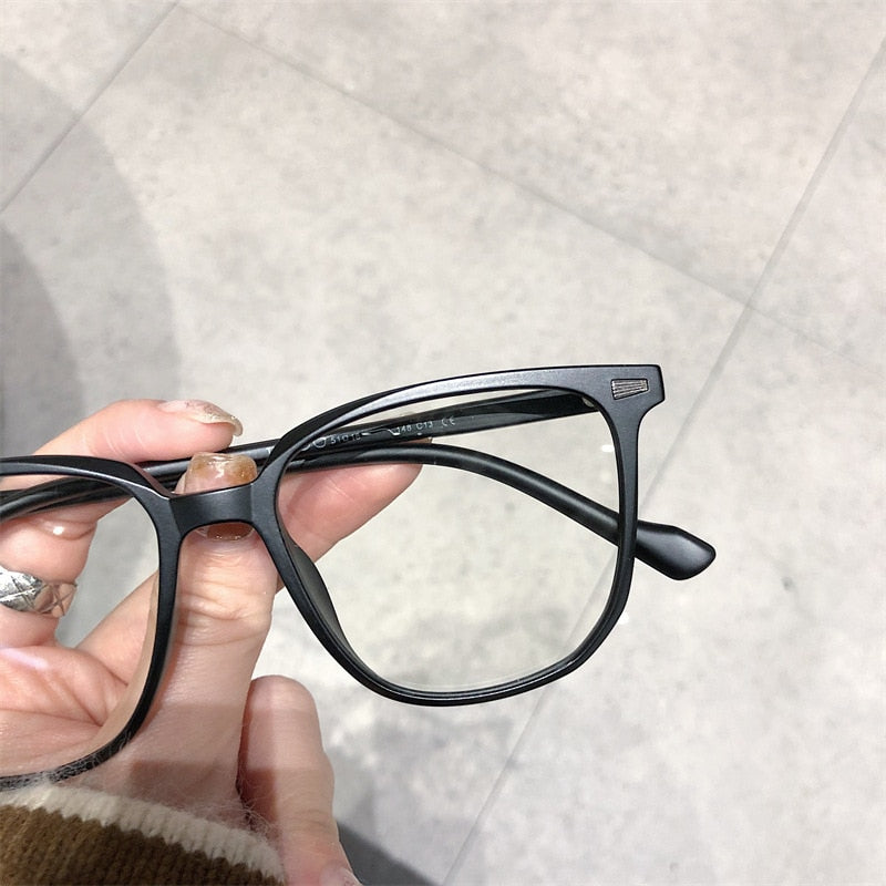 "Stilvolle Dioptrienbrille mit Blaulichtfilter, modern und zeitlos, leichtes Kunststoffgestell, ideal für Bildschirme"