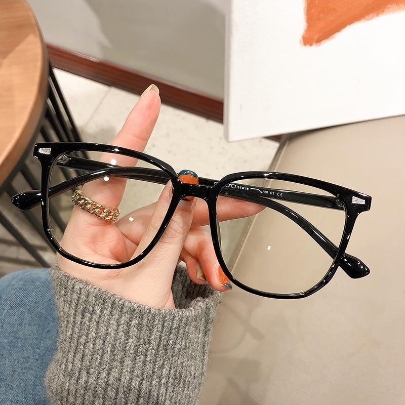 "Stilvolle Dioptrienbrille mit Blaulichtfilter, modern und zeitlos, leichtes Kunststoffgestell, ideal für Bildschirme"