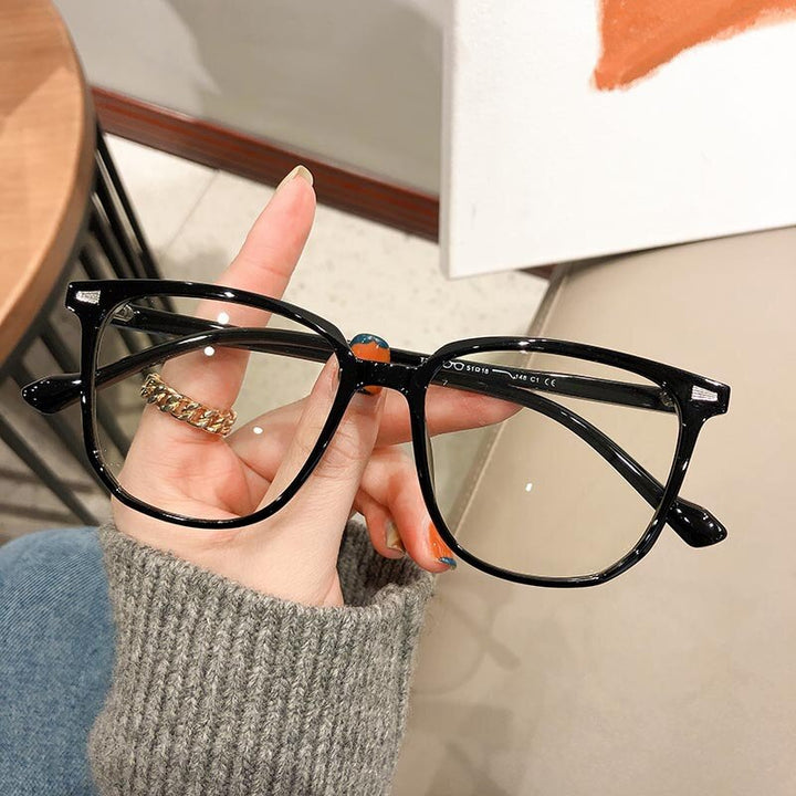 "Stilvolle Dioptrienbrille mit Blaulichtfilter, modern und zeitlos, leichtes Kunststoffgestell, ideal für Bildschirme"
