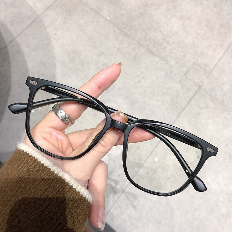 "Stilvolle Dioptrienbrille mit Blaulichtfilter, modern und zeitlos, leichtes Kunststoffgestell, ideal für Bildschirme"