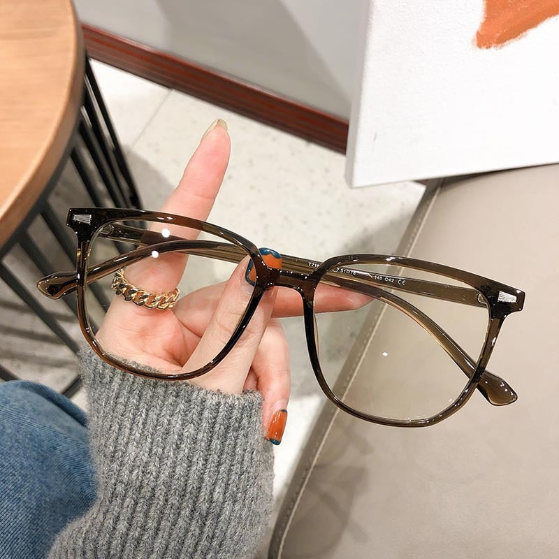 "Stilvolle Dioptrienbrille mit Blaulichtfilter, modern und zeitlos, leichtes Kunststoffgestell, ideal für Bildschirme"