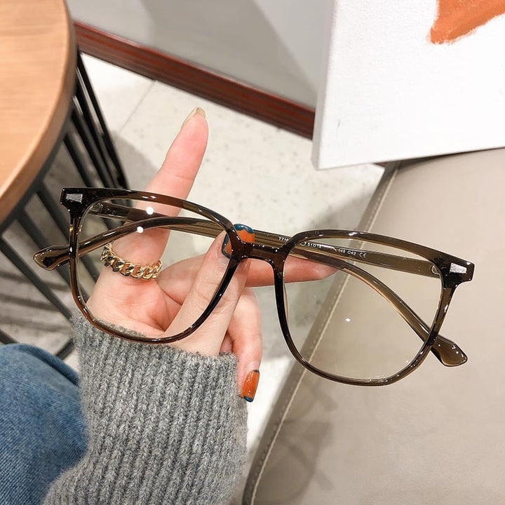 "Stilvolle Dioptrienbrille mit Blaulichtfilter, modern und zeitlos, leichtes Kunststoffgestell, ideal für Bildschirme"