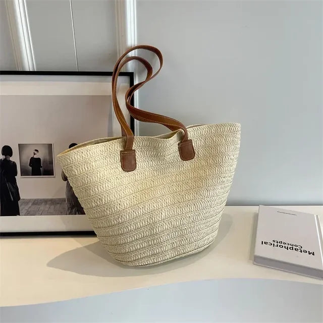 Stilvolle geflochtene Damen Umhängetasche mit Korbdesign aus Stroh, mit abnehmbarem Schultergurt und geräumigem Innenraum.