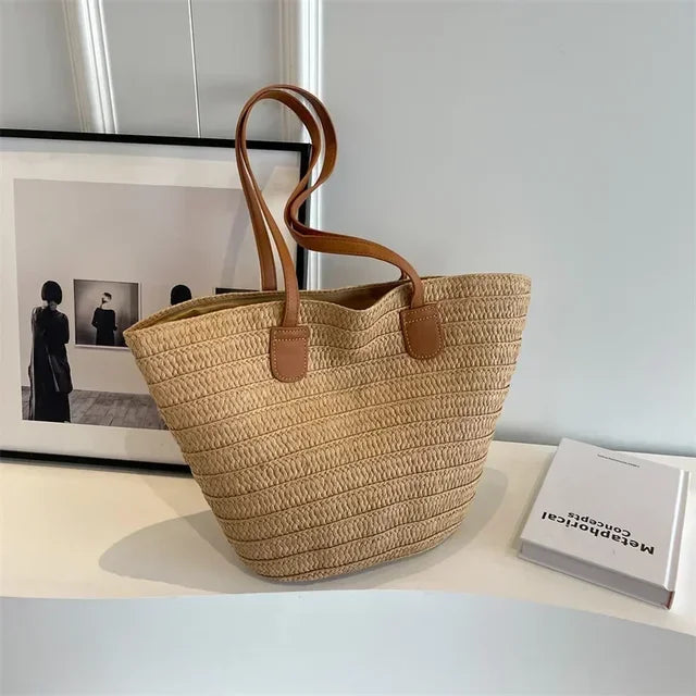 Stilvolle geflochtene Damen Umhängetasche mit Korbdesign aus Stroh, mit abnehmbarem Schultergurt und geräumigem Innenraum.