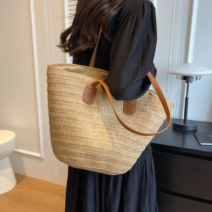Stilvolle geflochtene Damen Umhängetasche mit Korbdesign aus Stroh, mit abnehmbarem Schultergurt und geräumigem Innenraum.