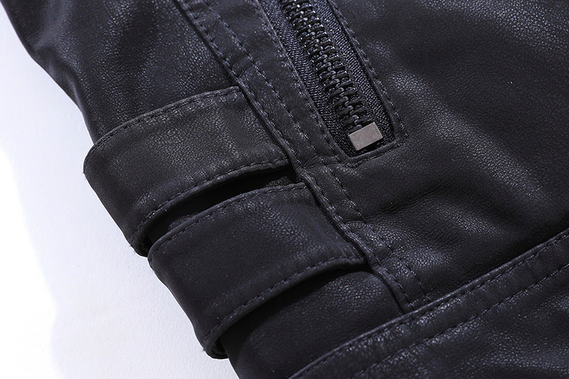 "Stilvolle Herren Bikerjacke in Schwarz, wetterfestes Material, für Freizeit und formale Anlässe, maßgeschneiderte Passform."
