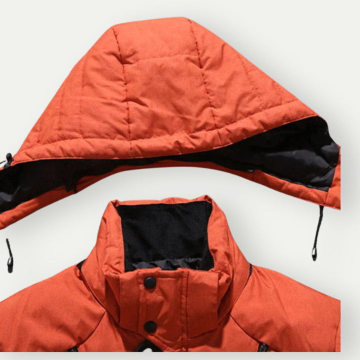 Stilvolle Herren Daunenjacke, farbenfroh in Blau, Grau, Grün, mit eleganter Silhouette und funktionaler Isolierung.