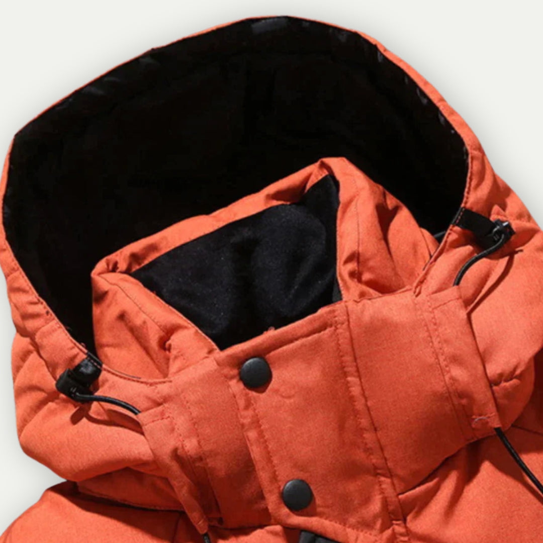 Stilvolle Herren Daunenjacke, farbenfroh in Blau, Grau, Grün, mit eleganter Silhouette und funktionaler Isolierung.
