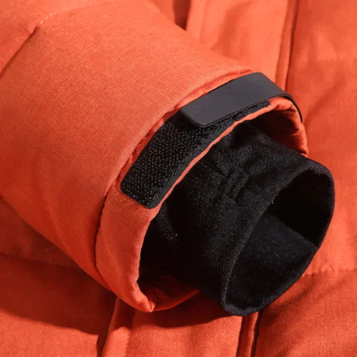 Stilvolle Herren Daunenjacke, leicht und warm, modernes Design, vielseitig einsetzbar für Freizeit und Arbeit.