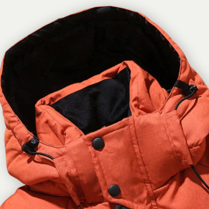 Stilvolle Herren Daunenjacke, leicht und warm, modernes Design, vielseitig einsetzbar für Freizeit und Arbeit.