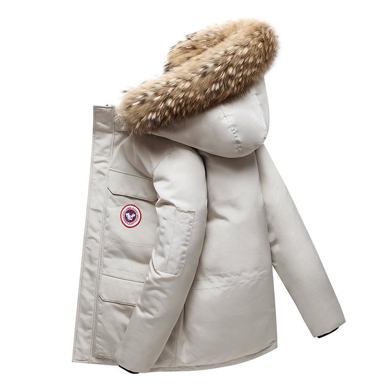 "Stilvolle Herren Parka-Jacke mit Daunenfüllung, mittellang, in Dunkelblau für kalte Tage, wärmeisolierend und winddicht."