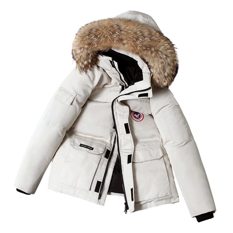 "Stilvolle Herren Parka-Jacke mit Daunenfüllung, mittellang, in Dunkelblau für kalte Tage, wärmeisolierend und winddicht."