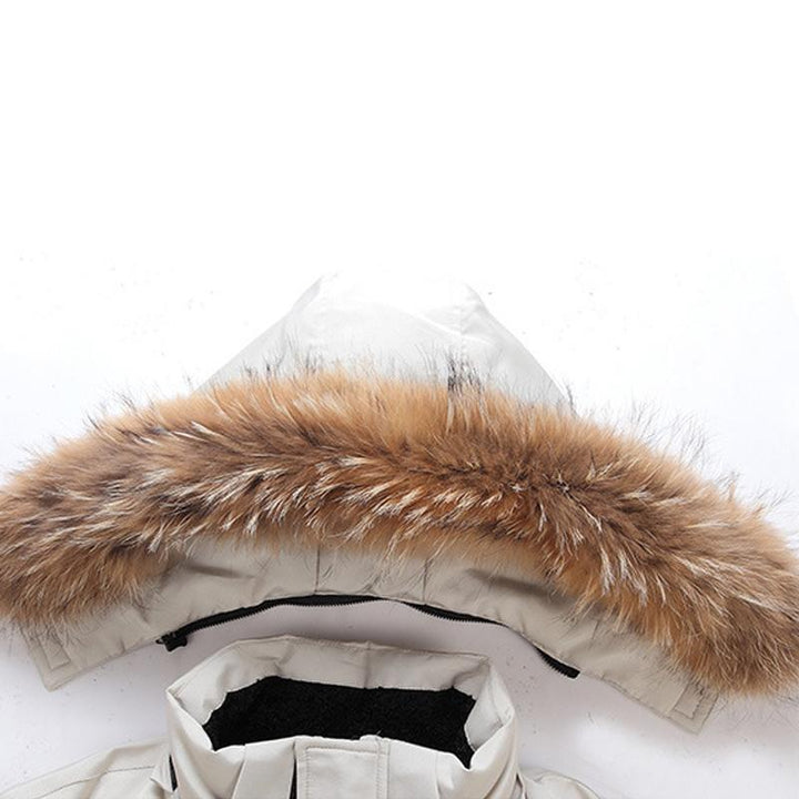 "Stilvolle Herren Parka-Jacke mit Daunenfüllung, mittellang, in Dunkelblau für kalte Tage, wärmeisolierend und winddicht."