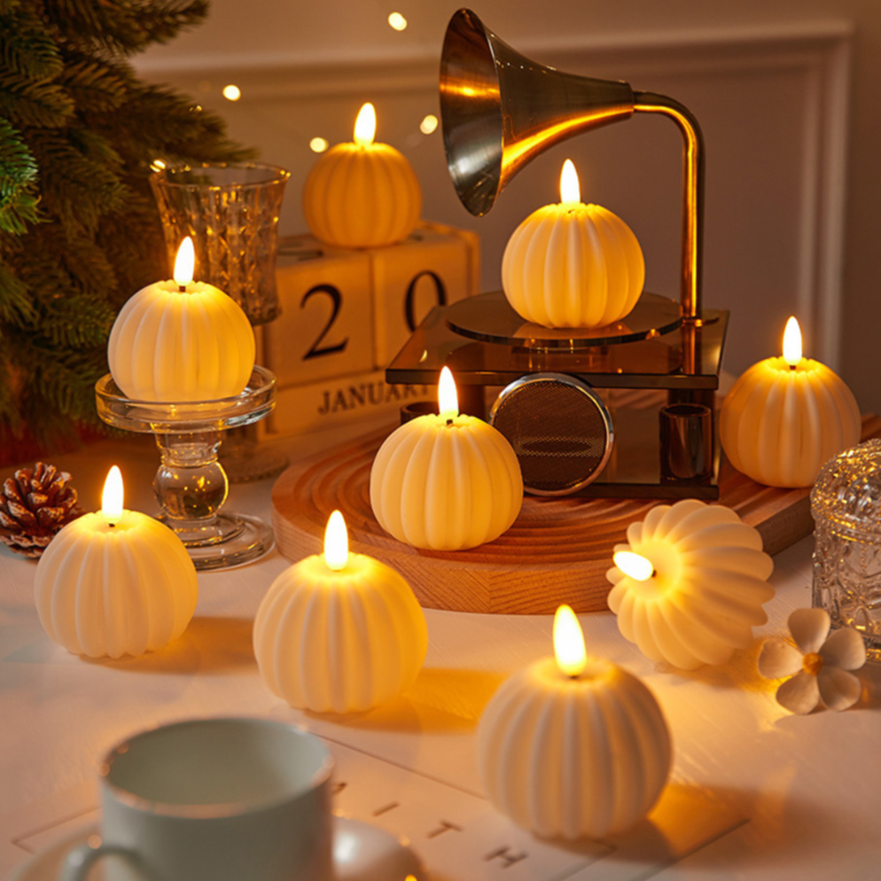 "Stilvolle LED-Kerzen in Holzoptik und Kürbisform, warmweiß leuchtend, sicher und vielseitig, perfekt für stimmungsvolle Deko