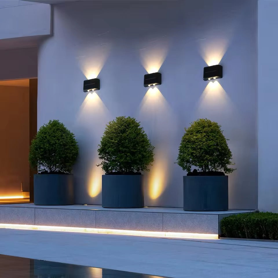 "Stilvolle LED Solar Wandlichter beleuchten modern die Hauswand, energieeffiziente Außenbeleuchtung, wetterfest"