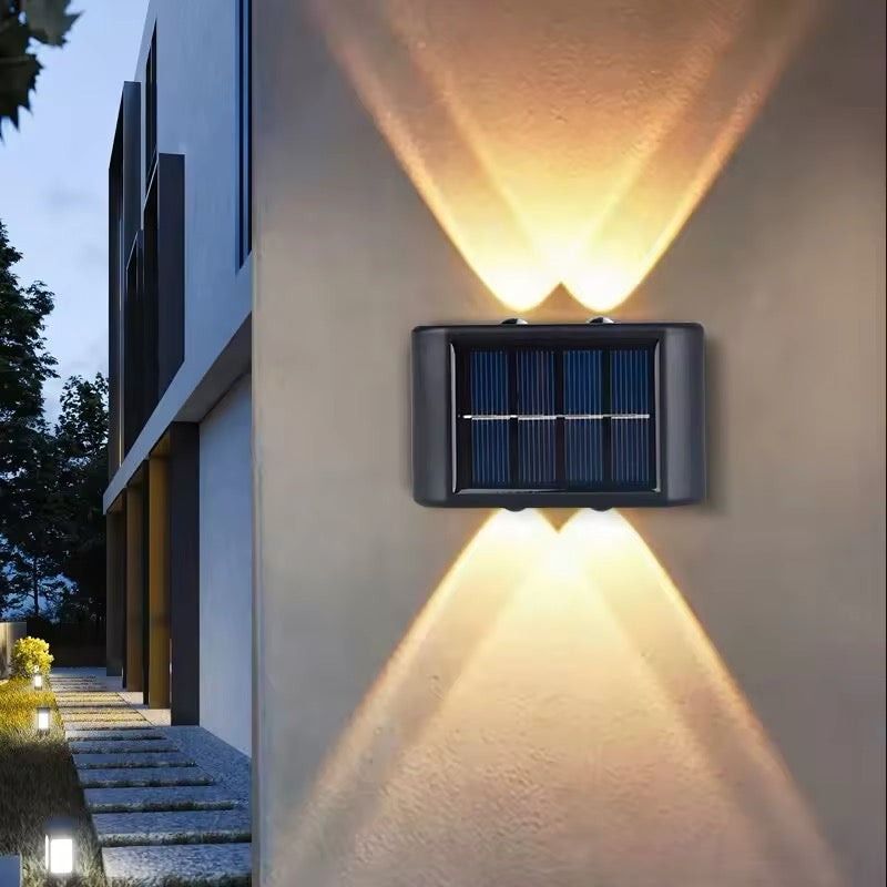 "Stilvolle LED Solar Wandlichter beleuchten modern die Hauswand, energieeffiziente Außenbeleuchtung, wetterfest"