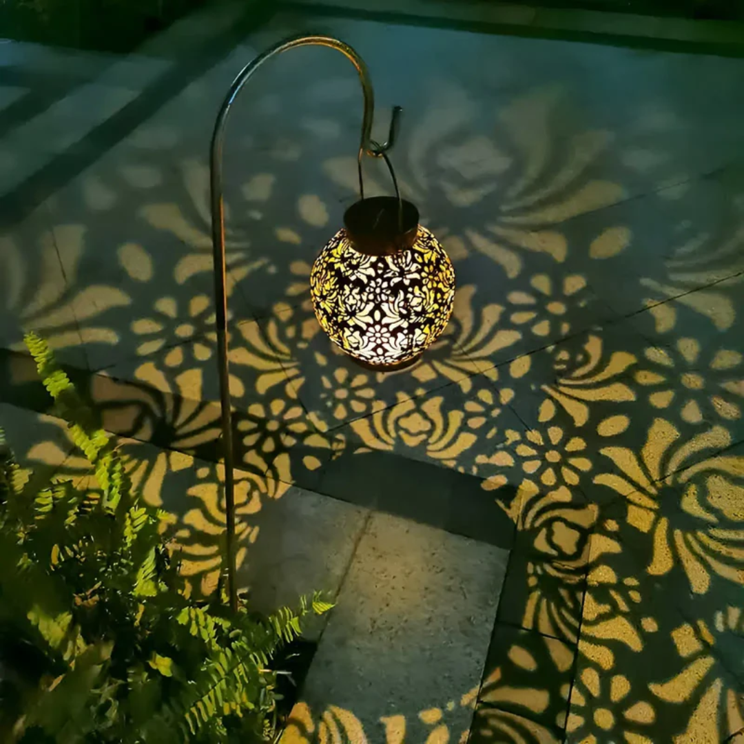 "Stilvolle, wetterfeste LED Solar-Hängeleuchte für den Garten, erzeugt faszinierende Lichtmuster, umweltfreundlich."