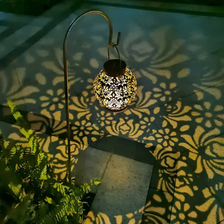 "Stilvolle, wetterfeste LED Solar-Hängeleuchte für den Garten, erzeugt faszinierende Lichtmuster, umweltfreundlich."