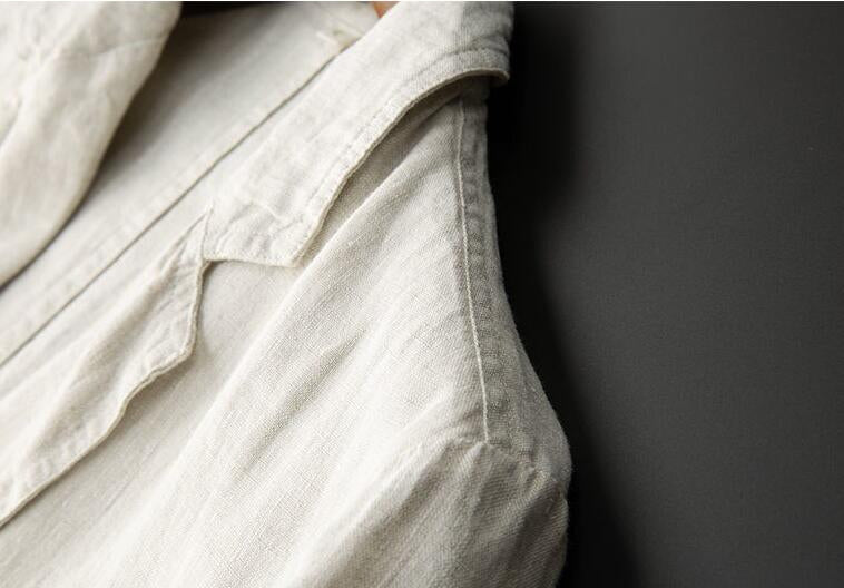 Stilvoller Herrenblazer in Dunkelblau, schlank geschnitten, mit elegantem Reverskragen, ideal für Business und Freizeit.