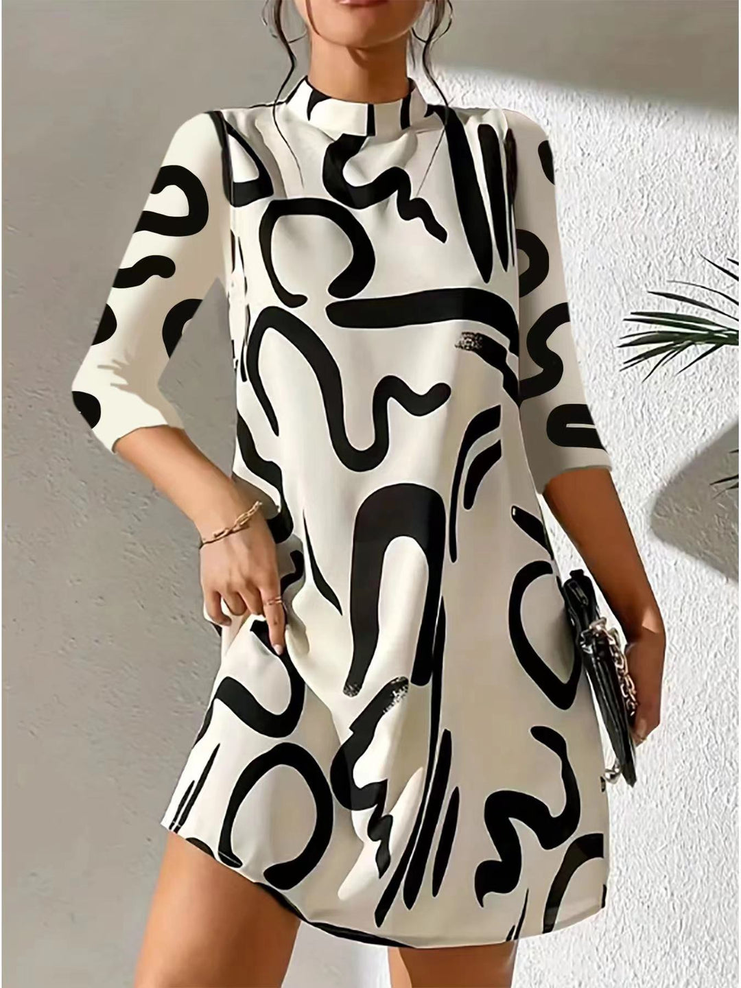 Stilvolles Alanna Kleid, knielang, mit Herbstdruck und elegantem Kragenausschnitt, in Weiß, ideal für Herbstmode.