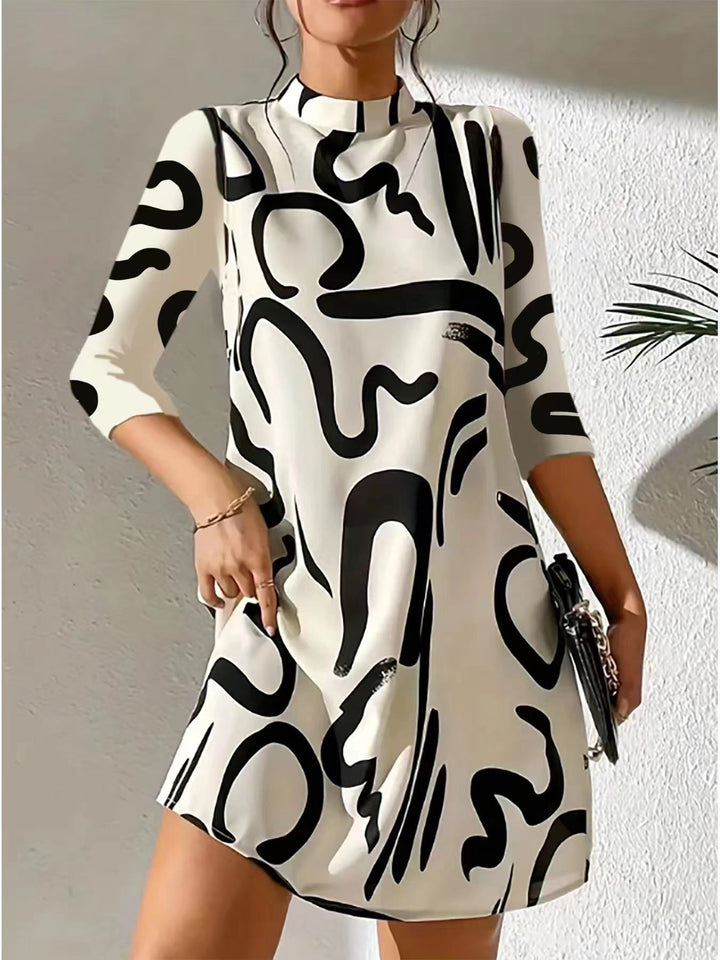 Stilvolles Alanna Kleid, knielang, mit Herbstdruck und elegantem Kragenausschnitt, in Weiß, ideal für Herbstmode.