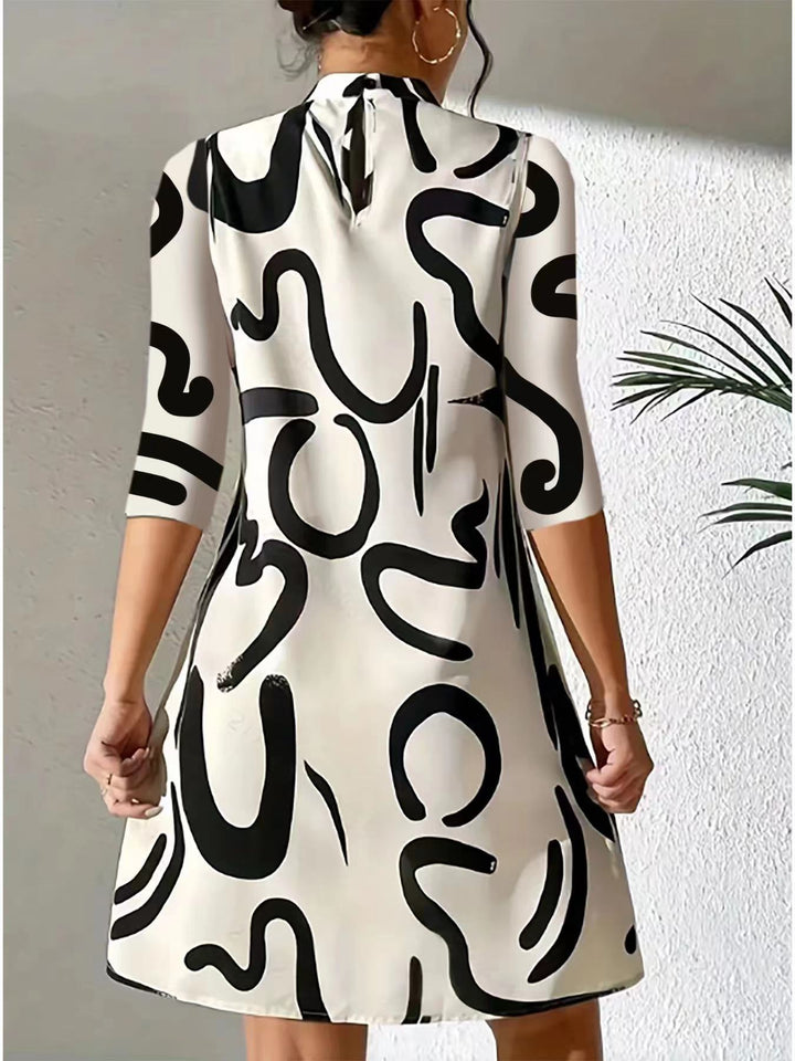 Stilvolles Alanna Kleid, knielang, mit Herbstdruck und elegantem Kragenausschnitt, in Weiß, ideal für Herbstmode.