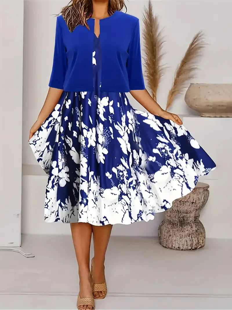 Stilvolles Damen Midi-Sommerkleid, hellblau, mit elegantem sandfarbenem Blazer für vielseitige Sommermode.