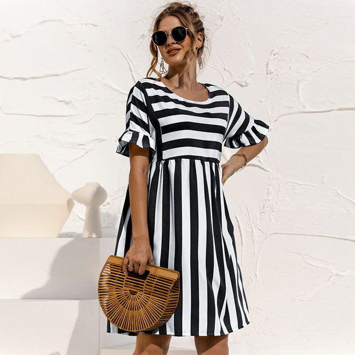 "Stilvolles Damen Sommerkleid mit Rundhalsausschnitt und Streifen, schmeichelhafte Passform, sommerliches Design."