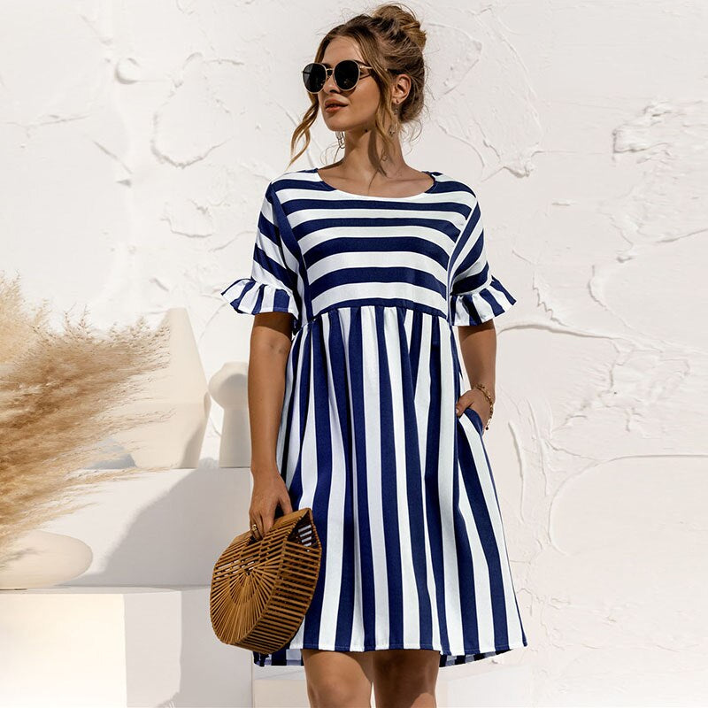 "Stilvolles Damen Sommerkleid mit Rundhalsausschnitt und Streifen, schmeichelhafte Passform, sommerliches Design."