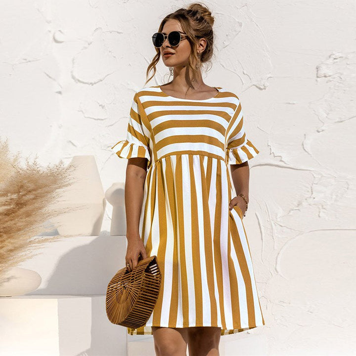 "Stilvolles Damen Sommerkleid mit Rundhalsausschnitt und Streifen, schmeichelhafte Passform, sommerliches Design."