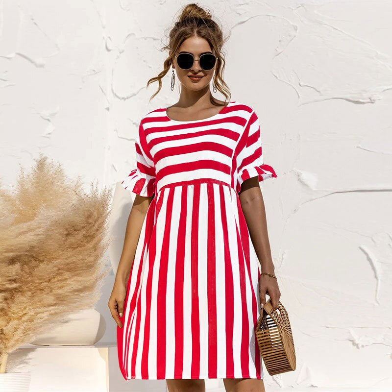 "Stilvolles Damen Sommerkleid mit Rundhalsausschnitt und Streifen, schmeichelhafte Passform, sommerliches Design."