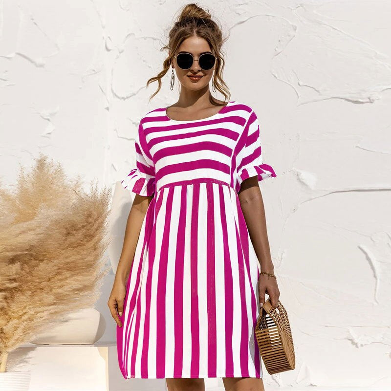 "Stilvolles Damen Sommerkleid mit Rundhalsausschnitt und Streifen, schmeichelhafte Passform, sommerliches Design."