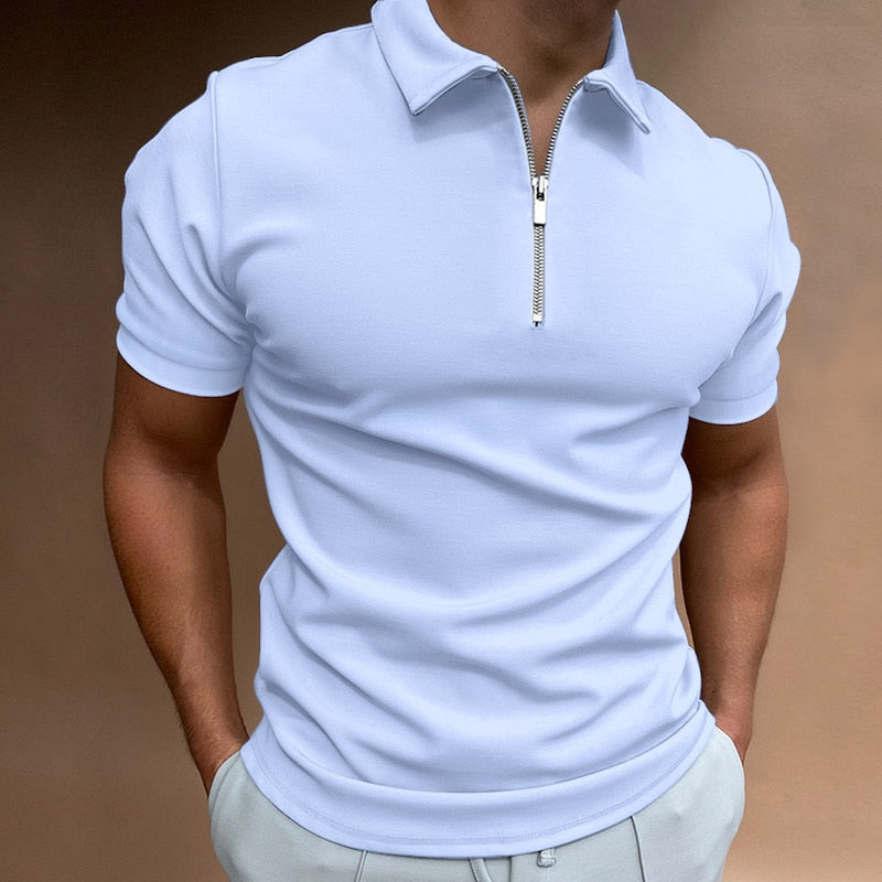 "Stilvolles Herren Poloshirt mit halbem Reißverschluss und taillierter Passform, ideale Oberbekleidung für moderne Herren."