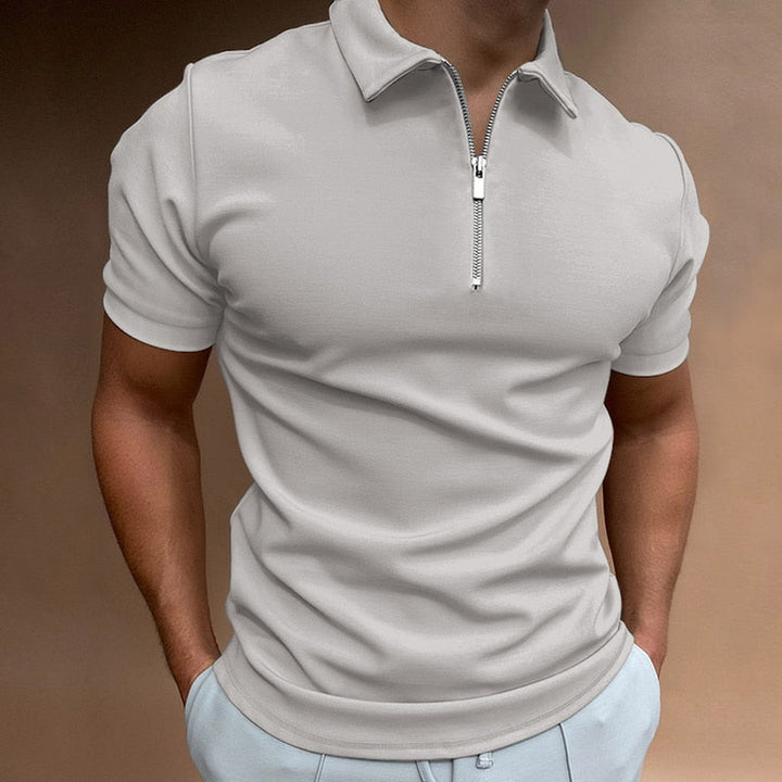 "Stilvolles Herren Poloshirt mit halbem Reißverschluss und taillierter Passform, ideale Oberbekleidung für moderne Herren."
