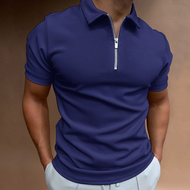 "Stilvolles Herren Poloshirt mit halbem Reißverschluss und taillierter Passform, ideale Oberbekleidung für moderne Herren."