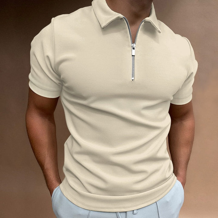 "Stilvolles Herren Poloshirt mit halbem Reißverschluss und taillierter Passform, ideale Oberbekleidung für moderne Herren."