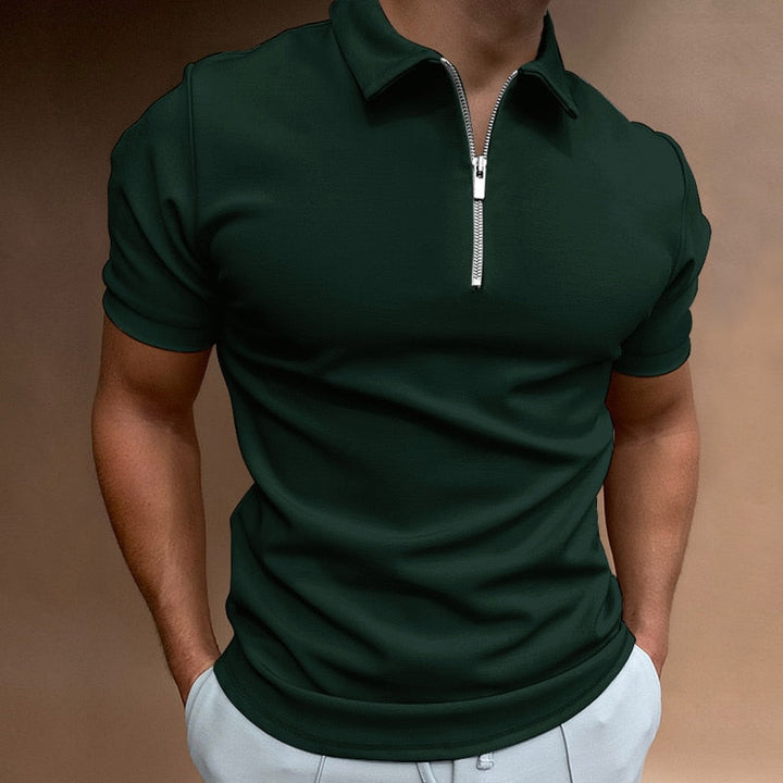 "Stilvolles Herren Poloshirt mit halbem Reißverschluss und taillierter Passform, ideale Oberbekleidung für moderne Herren."