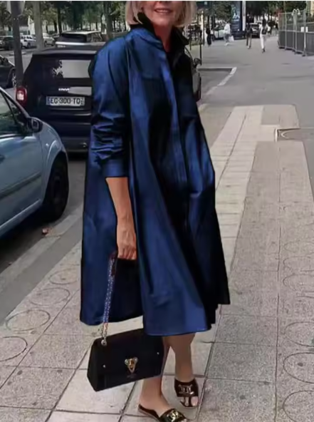 Stilvolles Polokleid, sportlich-elegant, in Blau, mit Knopfleiste, ideal für lässige Anlässe und Wochenendaktivitäten.
